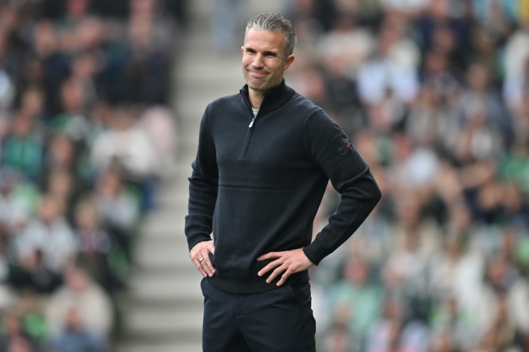 开云官方网站-范佩西回应昆滕·廷伯炮轰：关系难以挽回，我基于表现评判球员