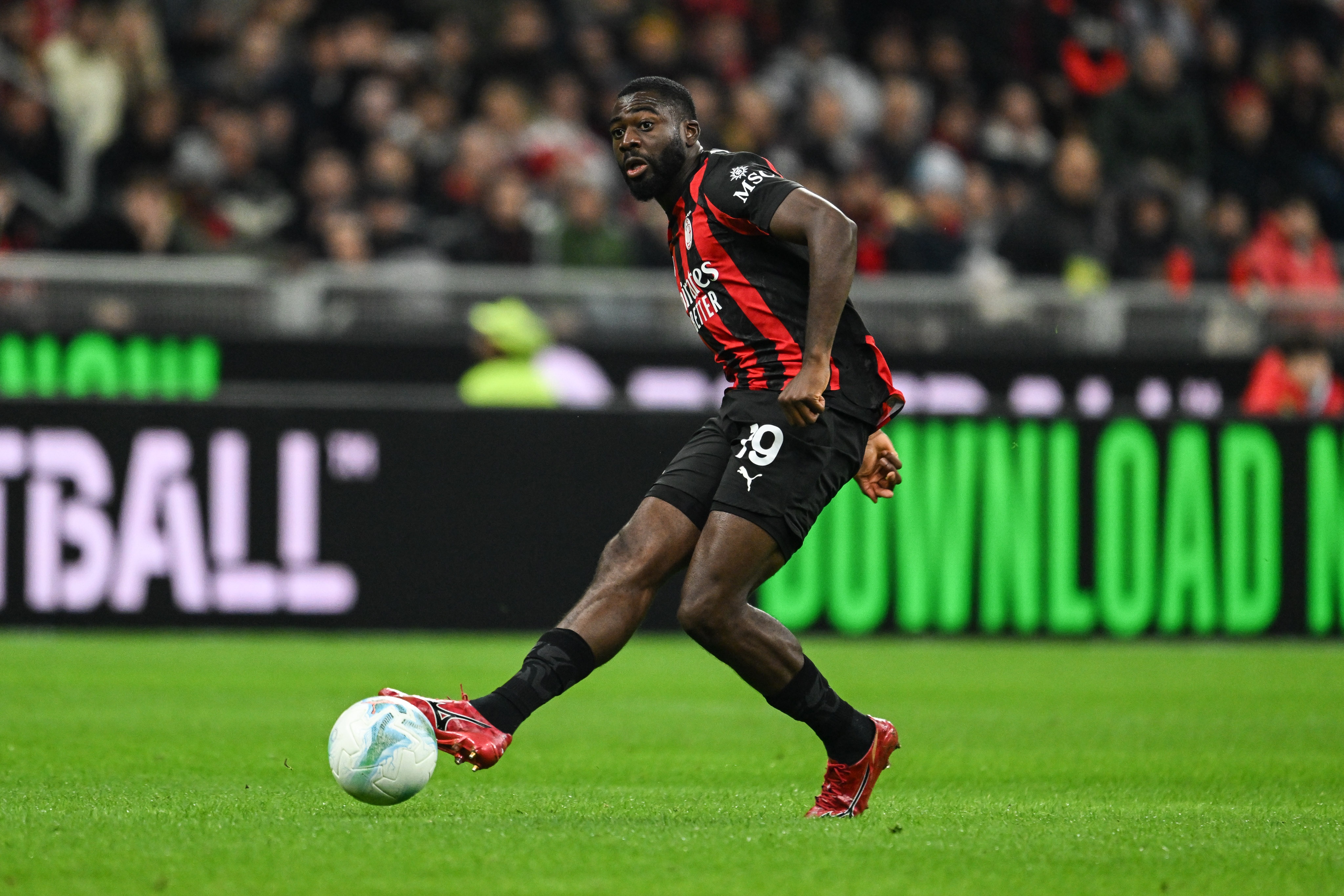 开云电子-和莱奥并列队内榜首！加盟米兰后，福法纳各项赛事共送出13次助攻